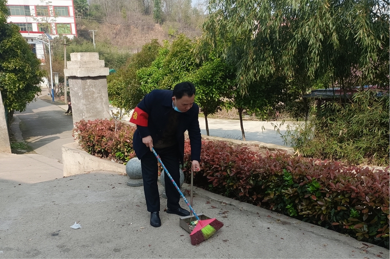 龍毅鵬帶隊(duì)赴聯(lián)點(diǎn)社區(qū)開(kāi)展創(chuàng)文志愿服務(wù)